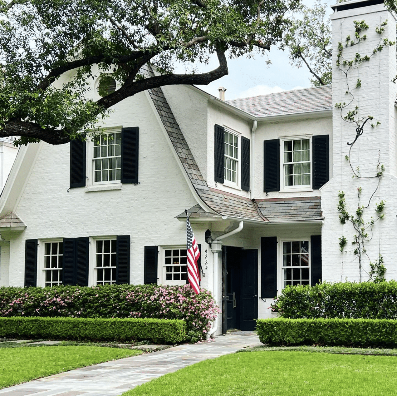 White homes just feel like summer, don't they? All it says to us is summer, summer, summer, and, of course, undeniable curb appeal. The Potted Boxwood