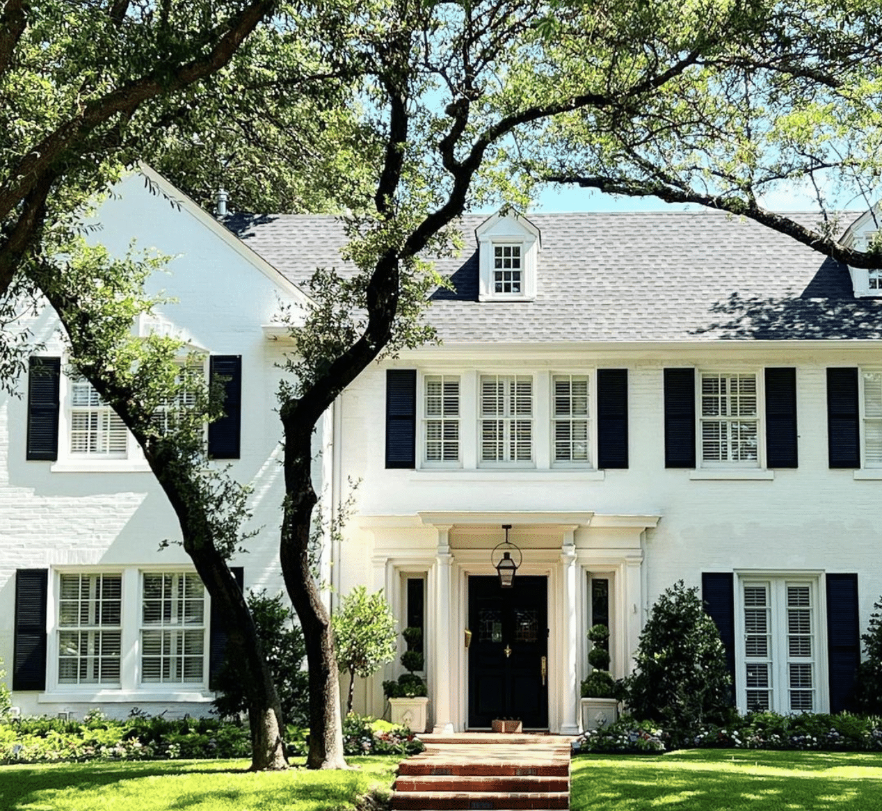 White homes just feel like summer, don't they? All it says to us is summer, summer, summer, and, of course, undeniable curb appeal. The Potted Boxwood