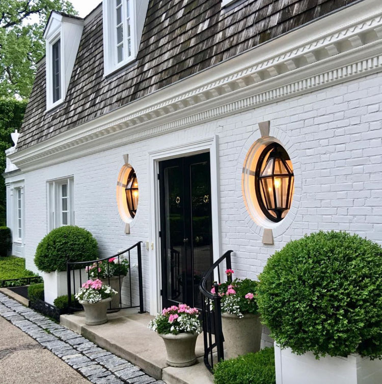 White homes just feel like summer, don't they? All it says to us is summer, summer, summer, and, of course, undeniable curb appeal. Shelley Johnstone Design