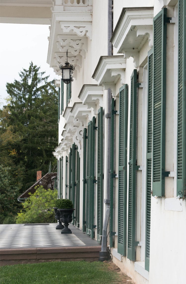 We are constantly in awe of huge talents like photographer Jane Beiles whose beautiful interior design photography captures the true spirit of a home, bringing the world to life in a way that is positively mesmerizing. love the exterior wof the beautiful Greek Revival white house and green shutters