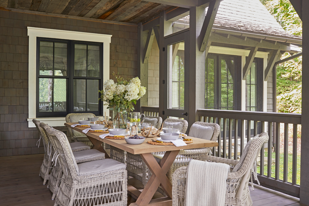 Courtney Giles dining al fresco