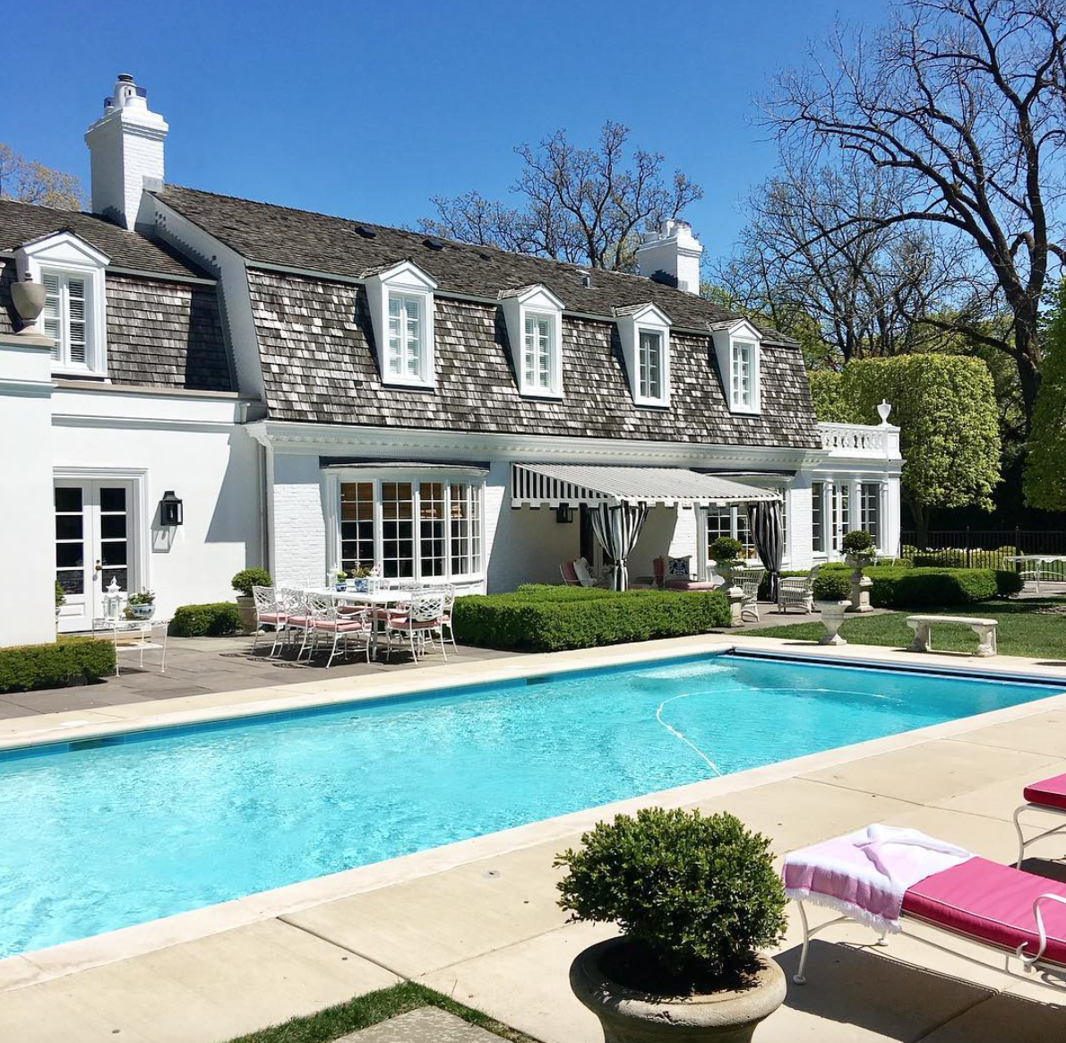 Shelley Johnstone White House with pool -White homes just feel like summer, don't they? All it says to us is summer, summer, summer, and, of course, undeniable curb appeal. Shelley Johnstone Design