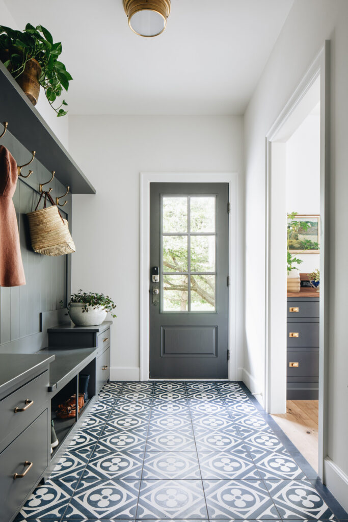 In Good Taste: Jean Stoffer Design mud room - Stoffer Photography Interiors