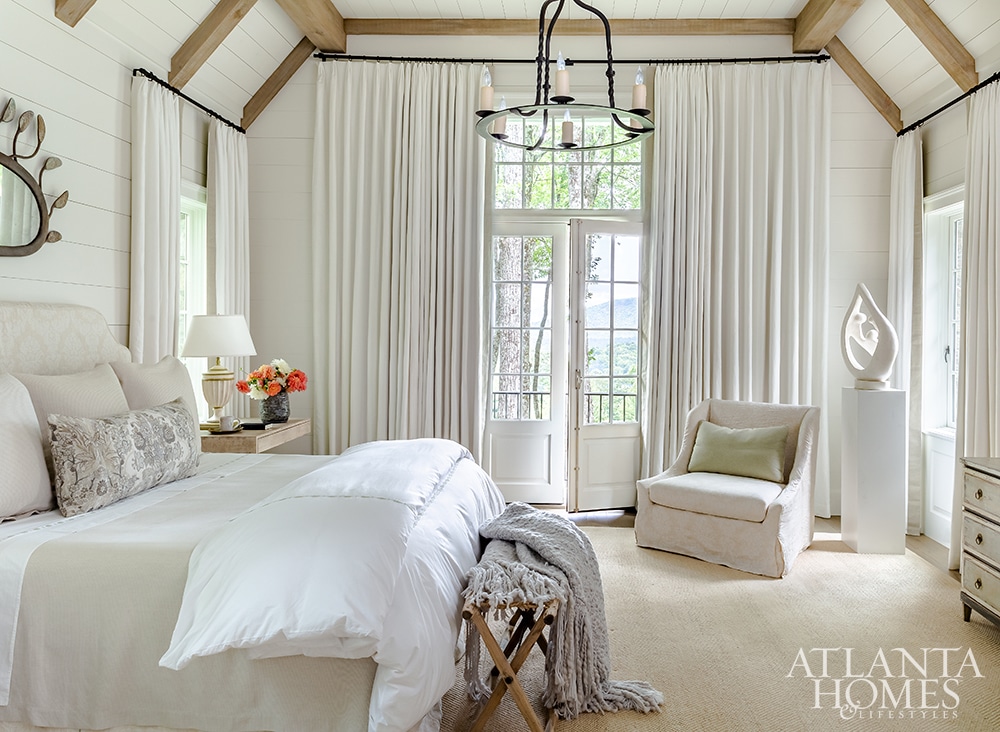 Cashiers house Stan Dixon Architect | Betty Burgess interiors design bedroom