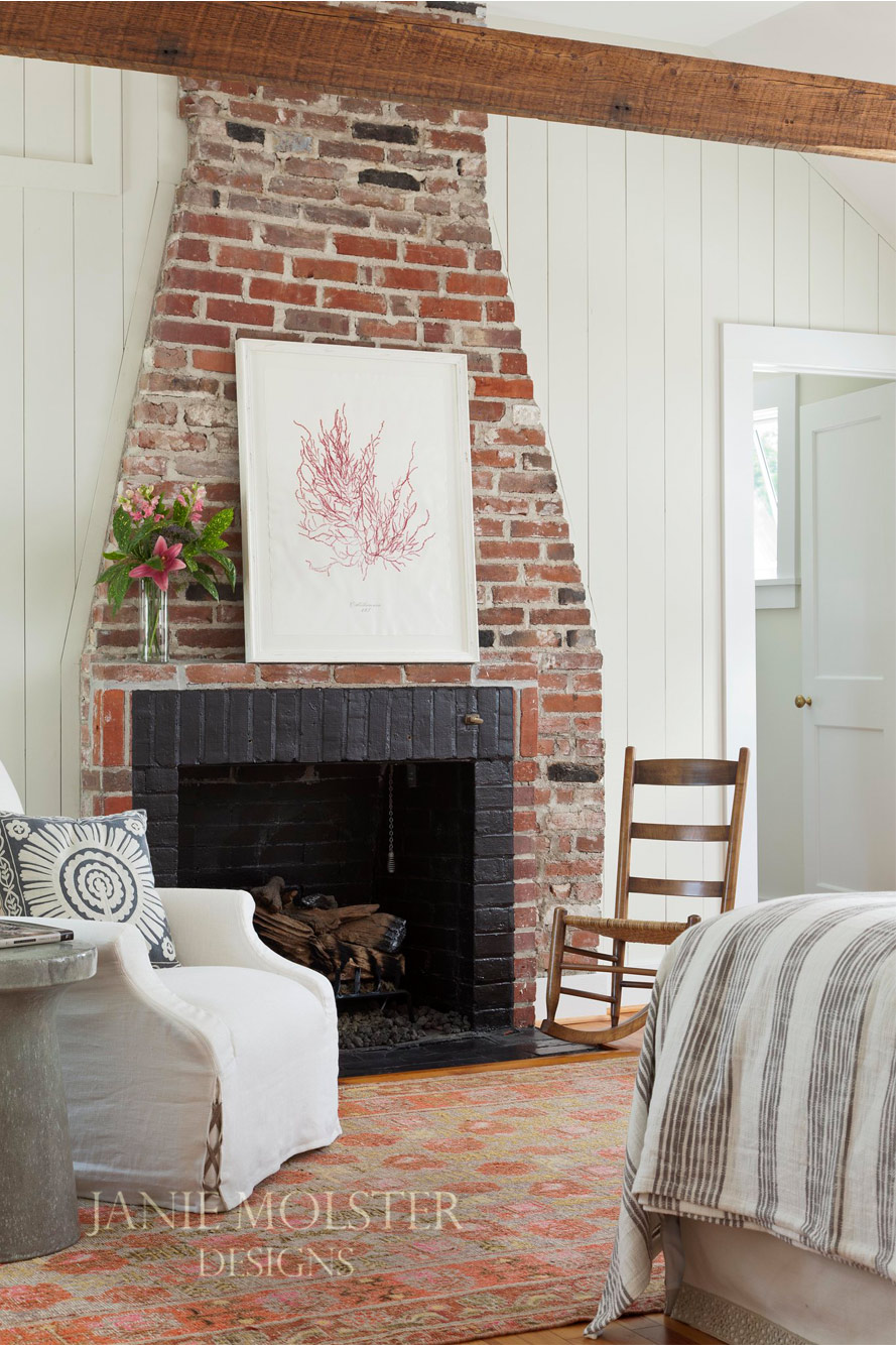 Janie Molster Fishing Bay living room -So this stunning Fishing Bay house designed by Janie Molster (and Gordon Gregory Photography) seemed like a pretty fitting house to tour today. It's the perfect place to spend weekends for fishing right outside the door--and an equally fabulous place to curl up with a good book or get a little work done if you suddenly find yourself home alone during a grand fishing expedition. 