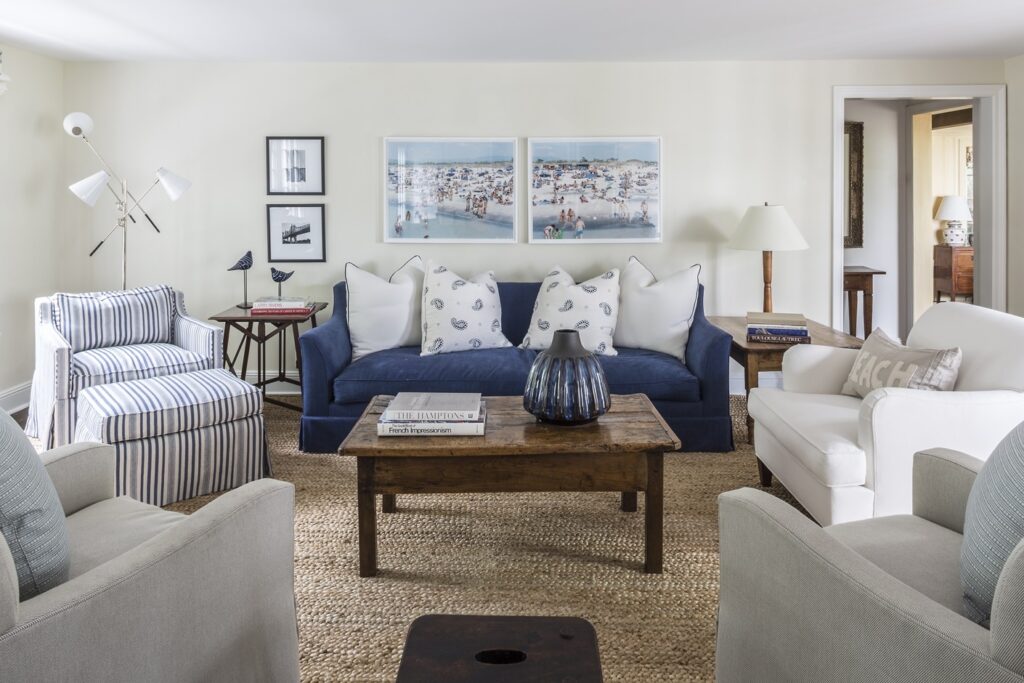 Brady design Living room in blue and white