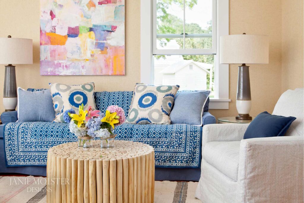 Janie Molster Fishing Bay living room -So this stunning Fishing Bay house designed by Janie Molster (and Gordon Gregory Photography) seemed like a pretty fitting house to tour today. It's the perfect place to spend weekends for fishing right outside the door--and an equally fabulous place to curl up with a good book or get a little work done if you suddenly find yourself home alone during a grand fishing expedition. 