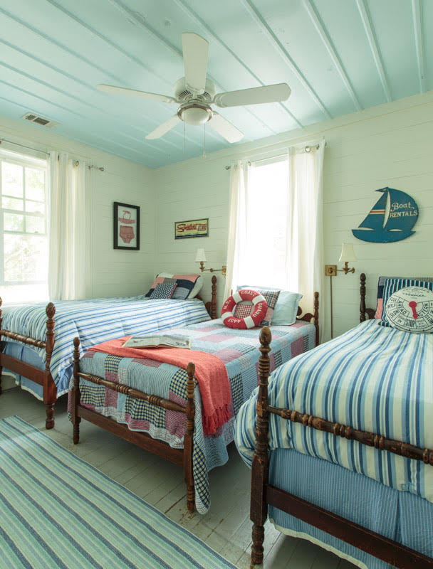 3 twin beds in bedroom