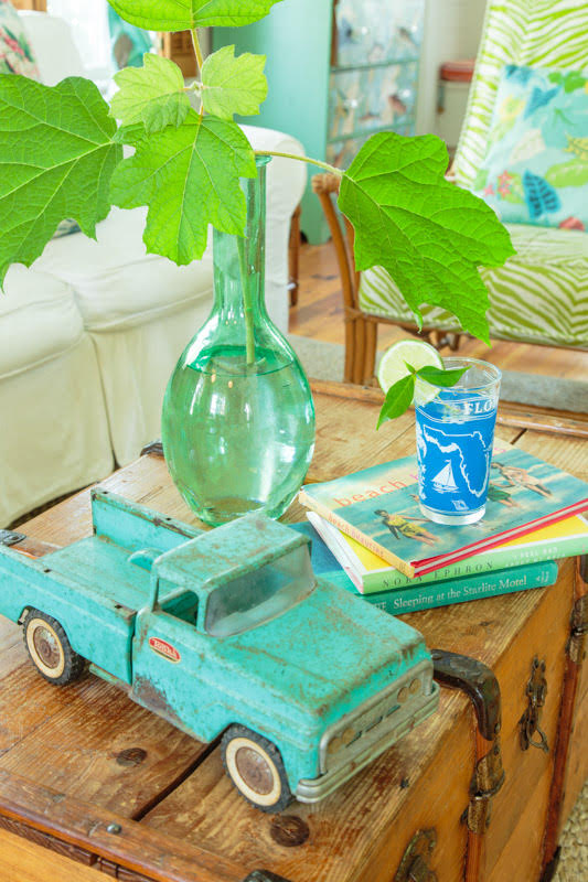 Mary Kay Andrews beach cottage living room