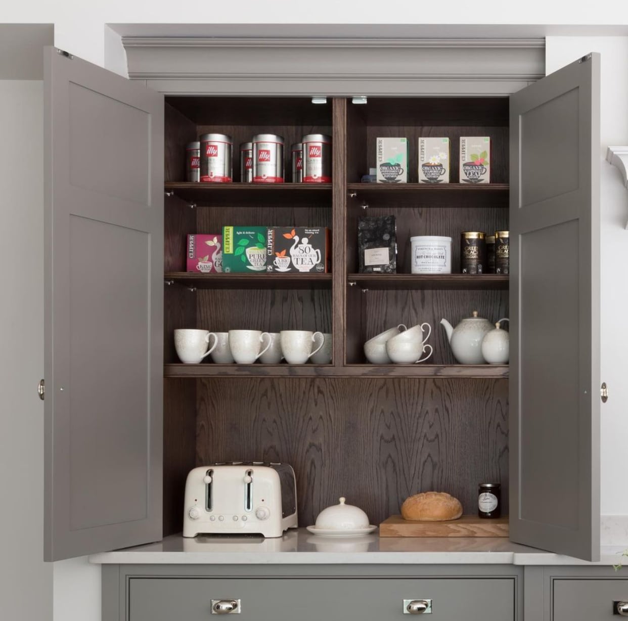 Humphrey Munson bespoke cabinet organization