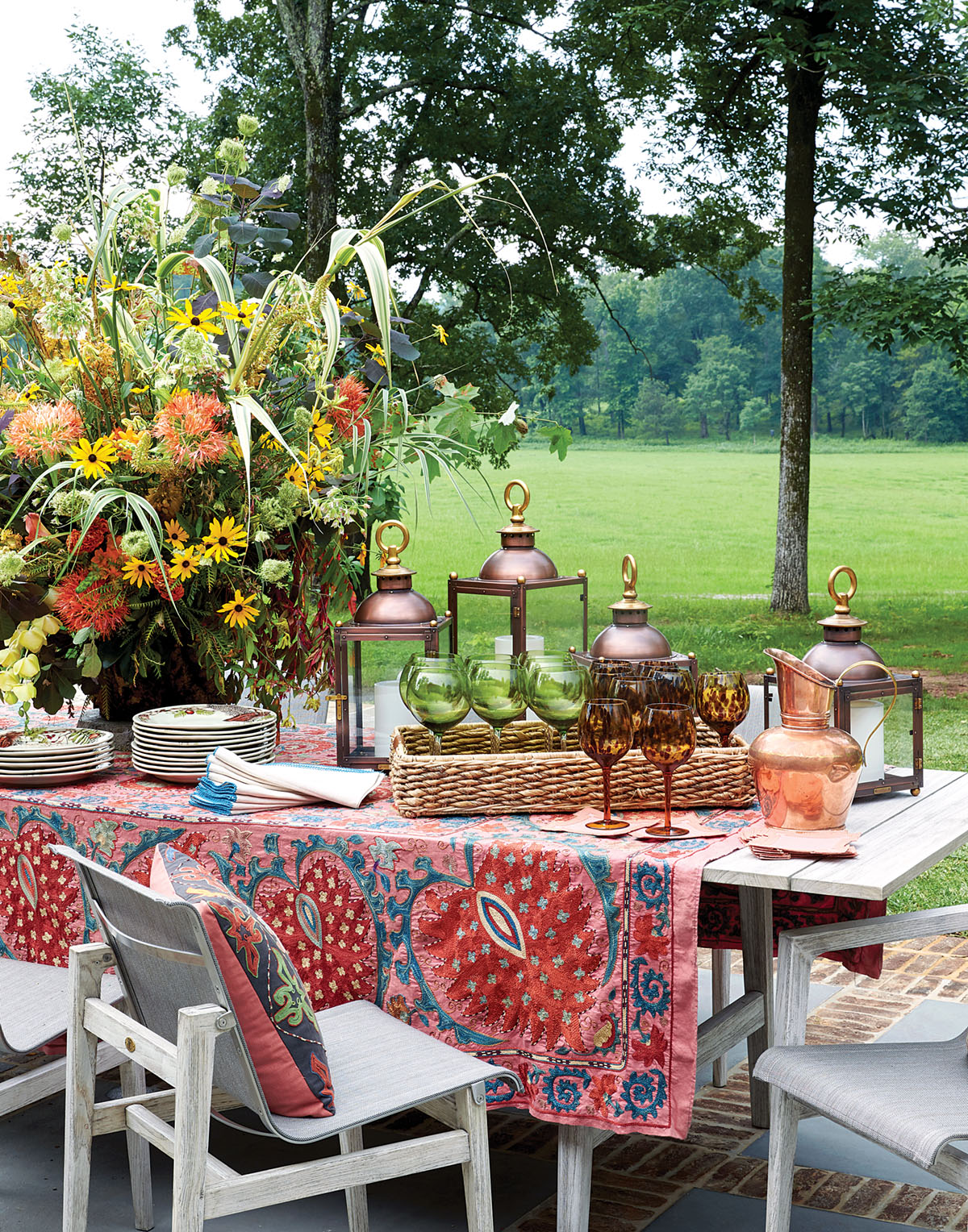 Brierfield Farm the family farm of Flower Magazine Editor Margot Shaw dining alfresco