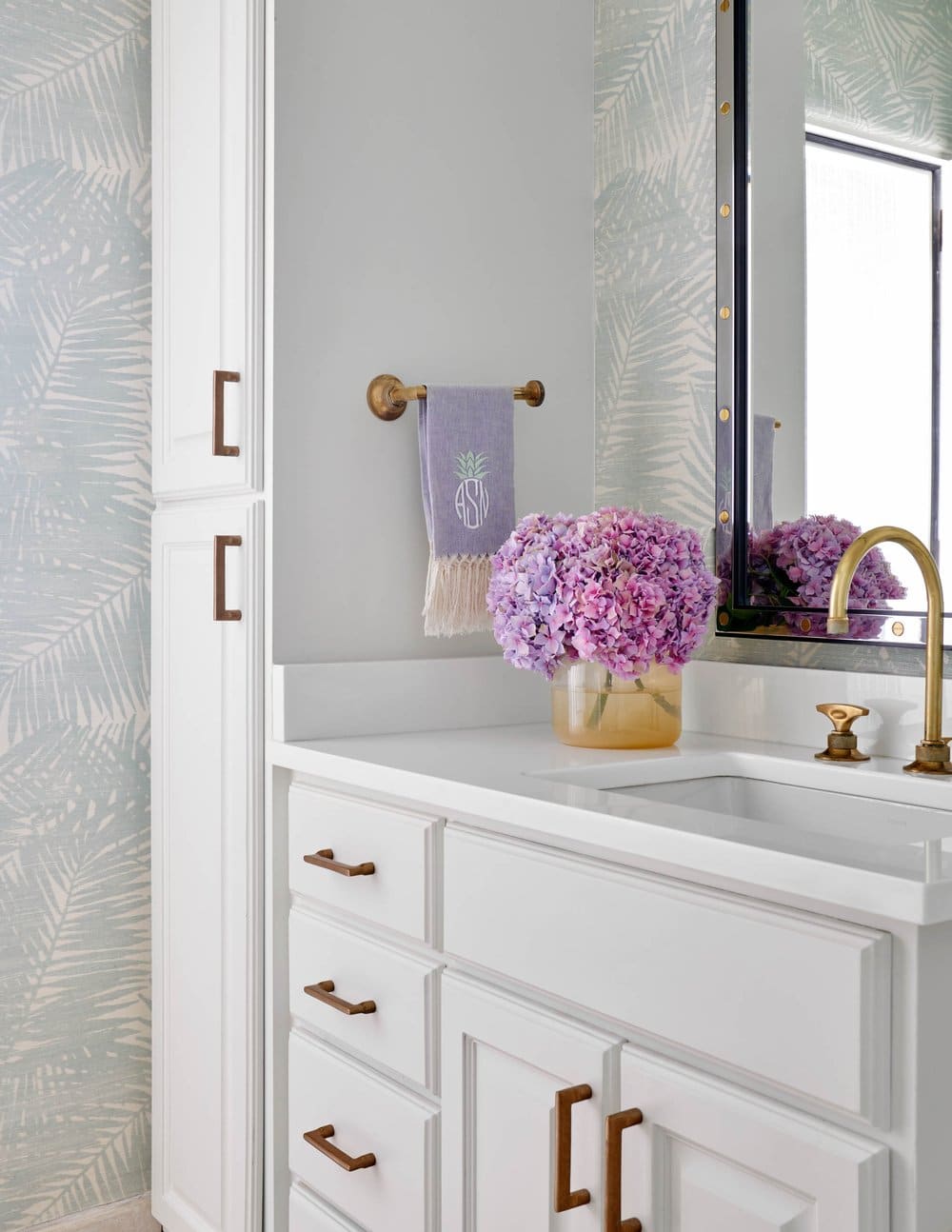 Beautiful interior design from Designer Mary Beth Williams | Photography Nathan Schroder. Love the beautiful wallpaper in this bathroom 
