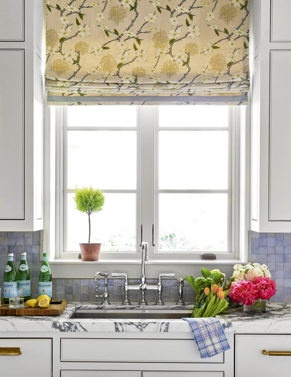 Delightful Dallas home from Designer Mary Beth Williams | Photography Nathan Schroder. Love the kitchen with the chrome fixtures and gorgeous marble countertops!