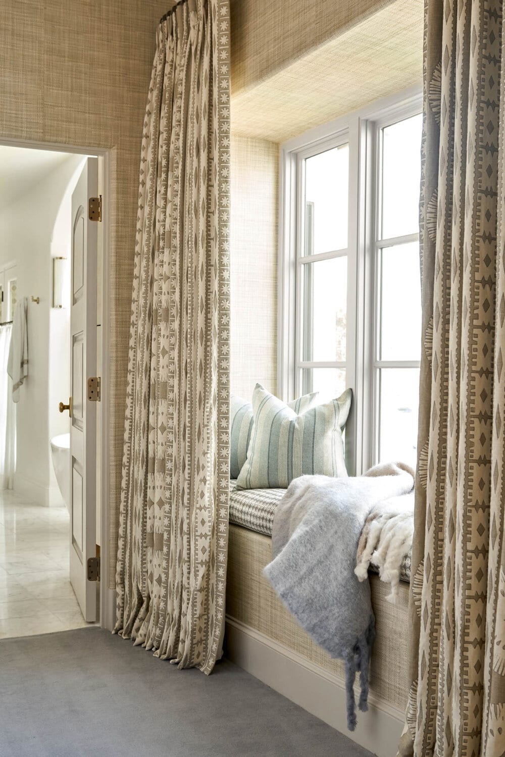 Delightful Dallas home from Designer Mary Beth Williams | Photography Nathan Schroder. Love the window seat with the textured wallpaper and neutral decor. 