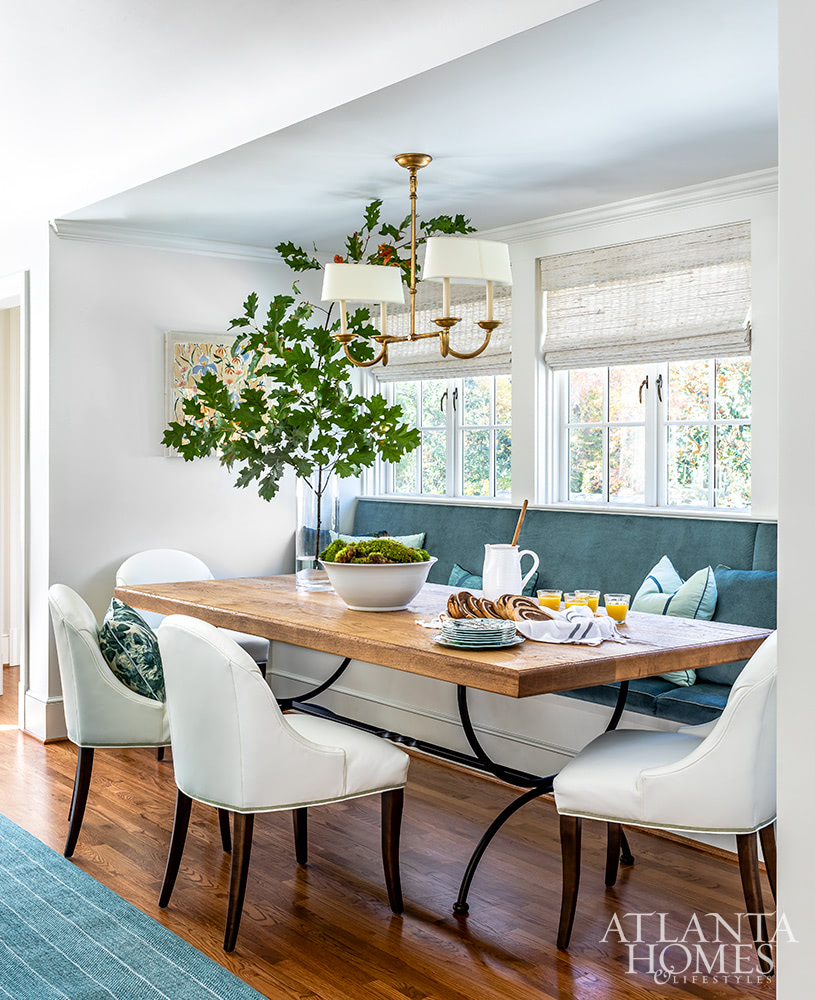 Source: Atlanta Homes & Lifestyles | Design:  Emily Wyatt, Wyatt Designs | Architect:  MabryArch Architecture  | Builder: Revival Construction | Landscape Architect: Jonathan Bussell Landscape Architect | Photography: Jeff Herr | Stylist: Eleanor Roper dining room - dining room design - blue and white - banquette