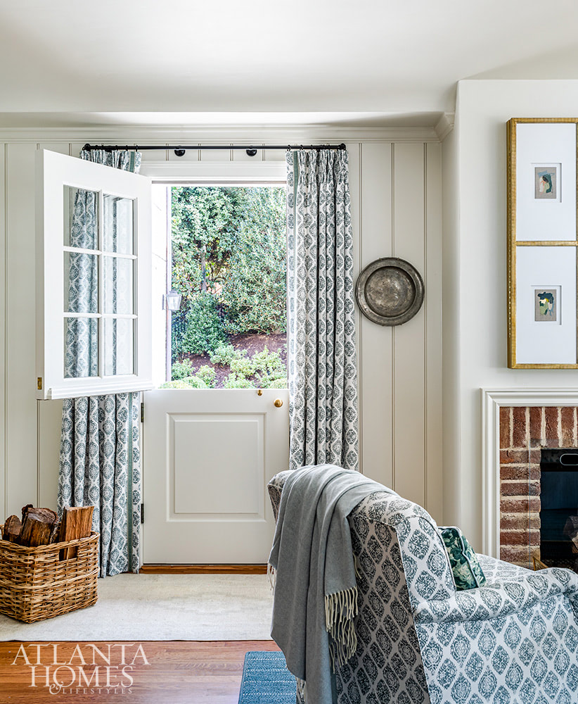 Source: Atlanta Homes & Lifestyles | Interior Design:  Emily Wyatt, Wyatt Designs | Architect:  MabryArch Architecture  | Builder: Revival Construction | Landscape Architect: Jonathan Bussell Landscape Architect | Photography: Jeff Herr | Stylist: Eleanor Roper living room - living room design - blue and white 