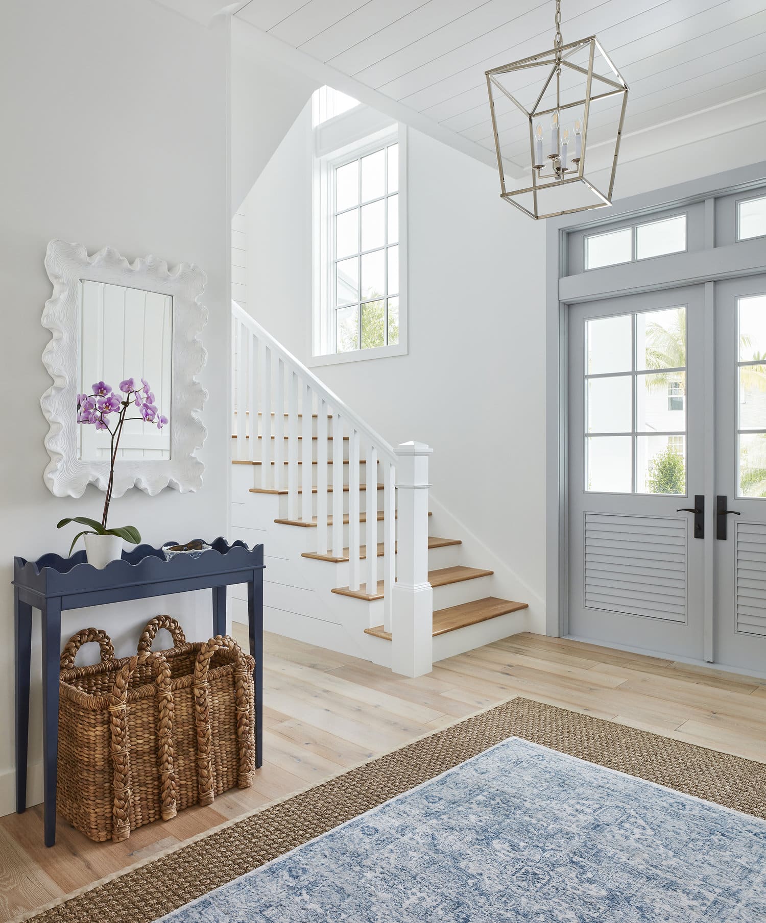 These breathtaking Kara Miller designed coastal entryway ideas set the stage for a warm welcome, where every detail contributes to the overall ambiance! 