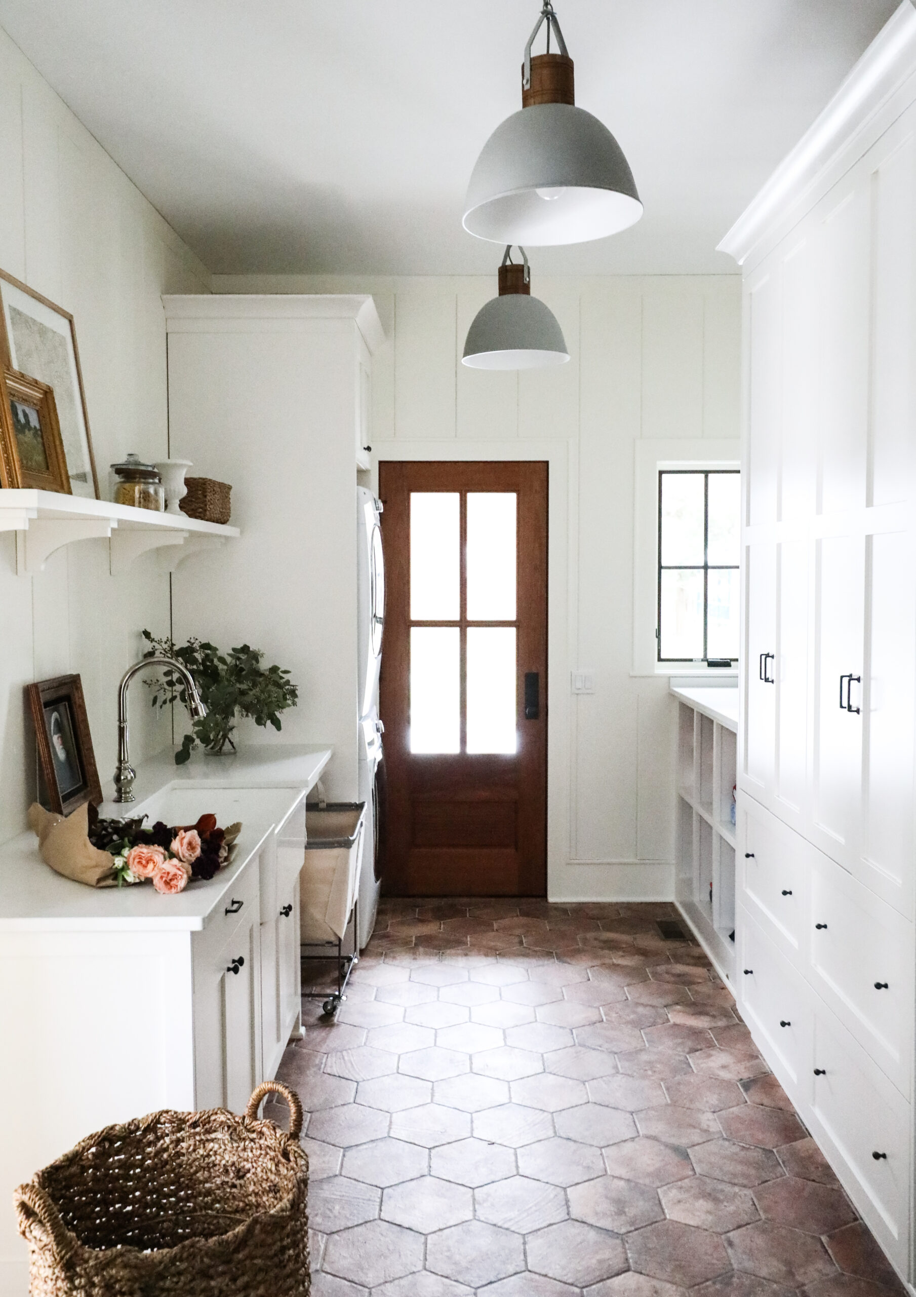 A mudroom entry, is a transitional space found in many homes, especially in regions with varying weather conditions. It serves as a buffer zone between the outdoors and the interior of the house and when it comes to creating well-thought-out mudroom designs, Park and Oak Interior Design truly stands out.