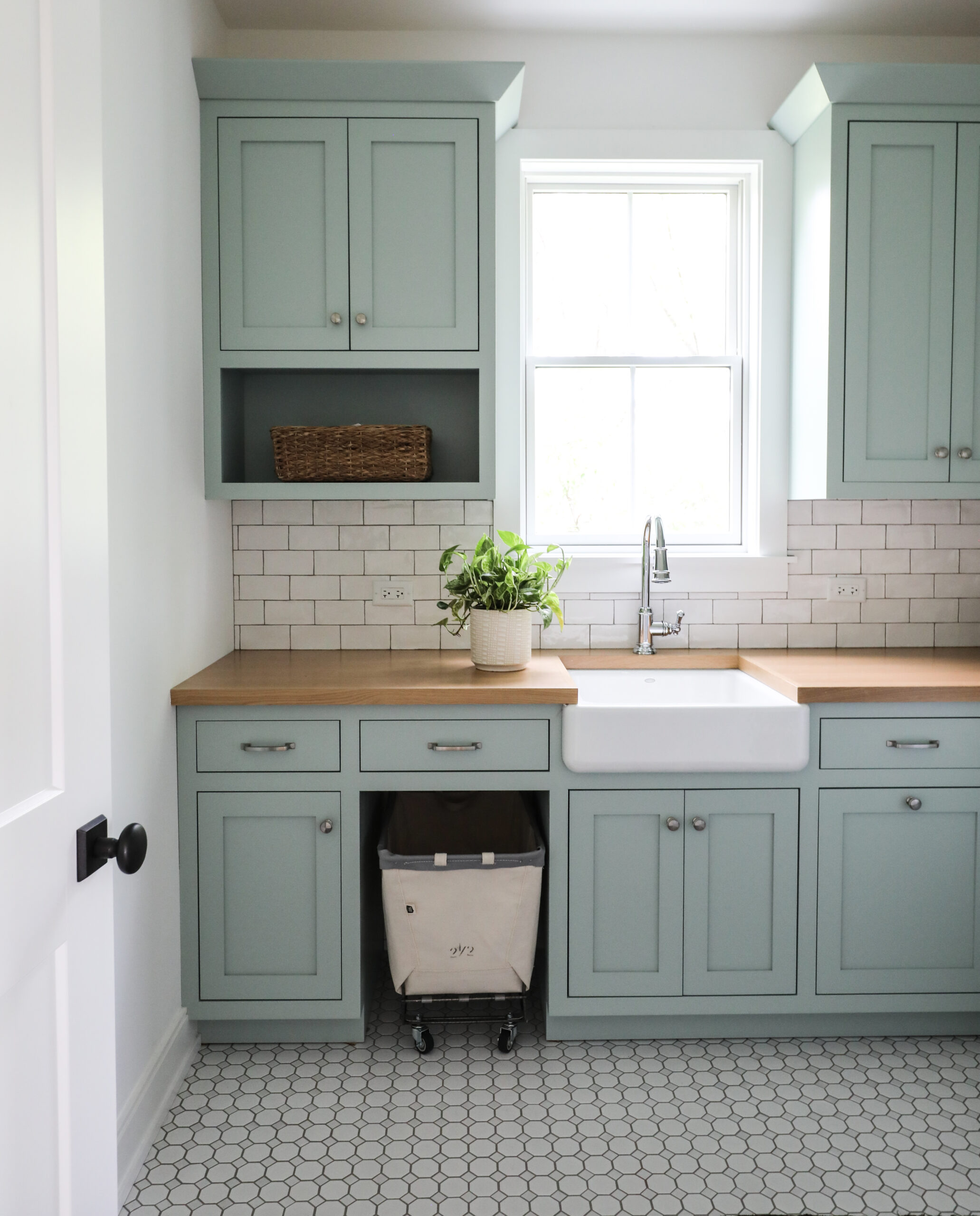 A mudroom entry, is a transitional space found in many homes, especially in regions with varying weather conditions. It serves as a buffer zone between the outdoors and the interior of the house and when it comes to creating well-thought-out mudroom designs, Park and Oak Interior Design truly stands out.