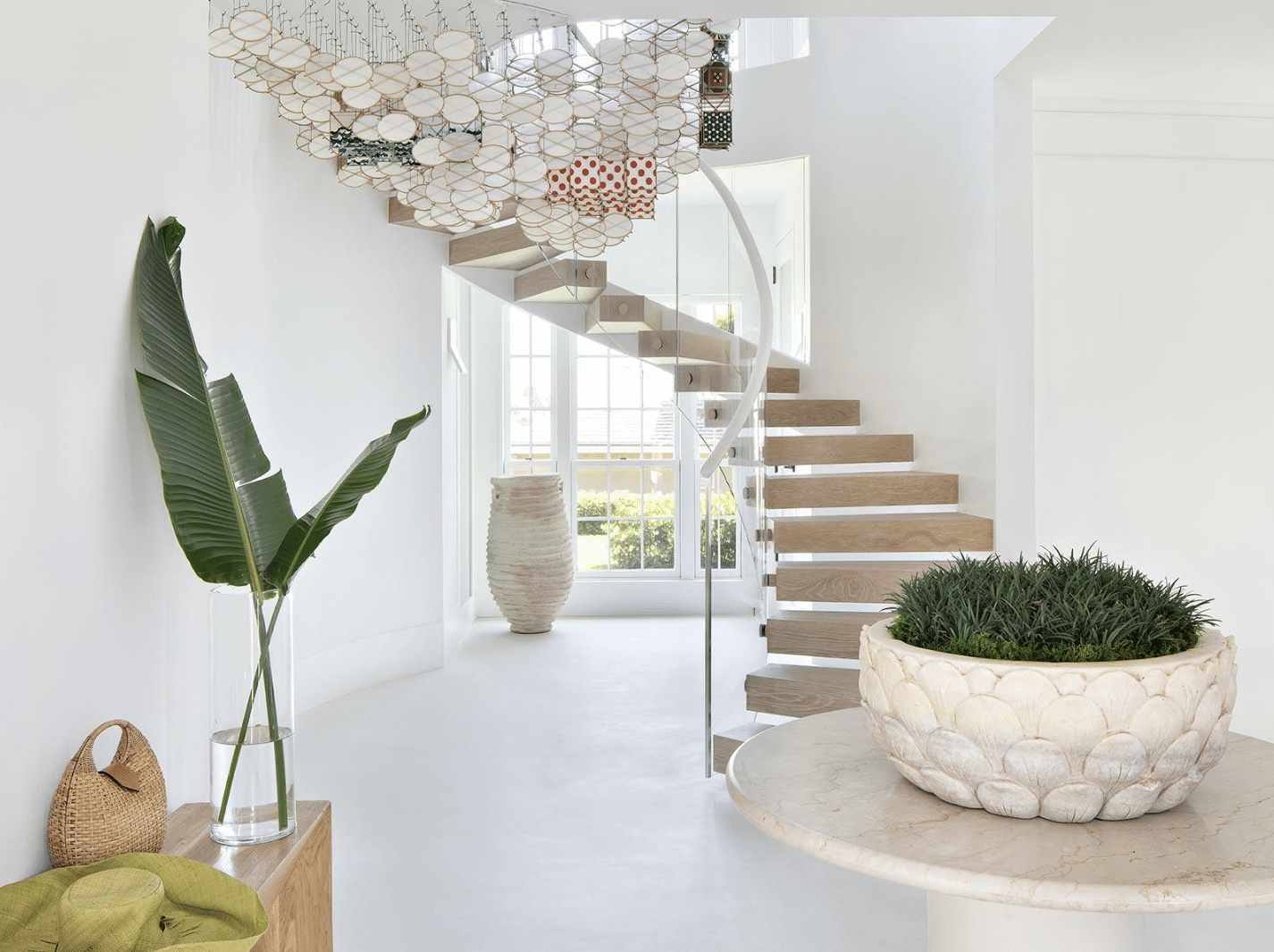Creating an inviting foyer is like setting the stage for a warm welcome, where every detail contributes to the overall ambiance. Olivia O'Bryan, the designer behind these amazing spaces, beautifully captured by Jessica Glynn Photography has curated a color palette that immediately captures your attention.