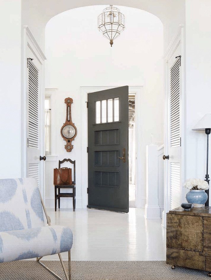 Creating an inviting foyer is like setting the stage for a warm welcome, where every detail contributes to the overall ambiance. Olivia O'Bryan, the designer behind these amazing spaces, beautifully captured by Jessica Glynn Photography has curated a color palette that immediately captures your attention.