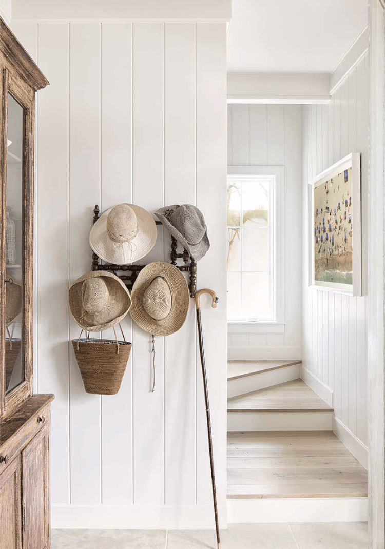 Creating an inviting foyer is like setting the stage for a warm welcome, where every detail contributes to the overall ambiance. Olivia O'Bryan, the designer behind these amazing spaces, beautifully captured by Jessica Glynn Photography has curated a color palette that immediately captures your attention.