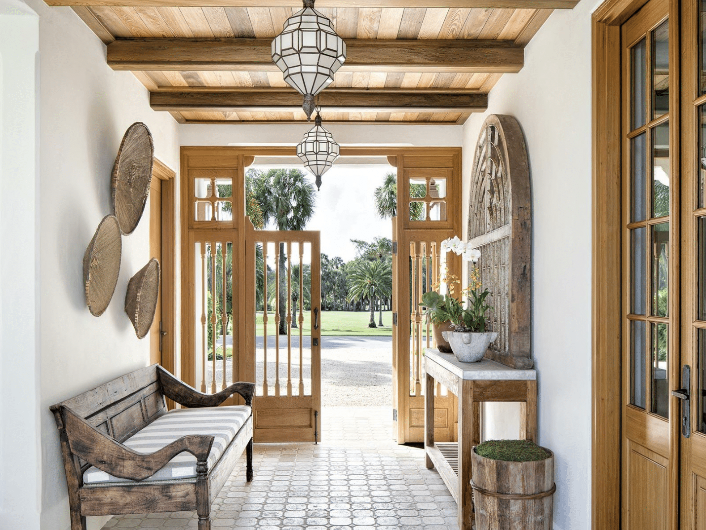 Creating an inviting foyer is like setting the stage for a warm welcome, where every detail contributes to the overall ambiance. Olivia O'Bryan, the designer behind these amazing spaces, beautifully captured by Jessica Glynn Photography has curated a color palette that immediately captures your attention.