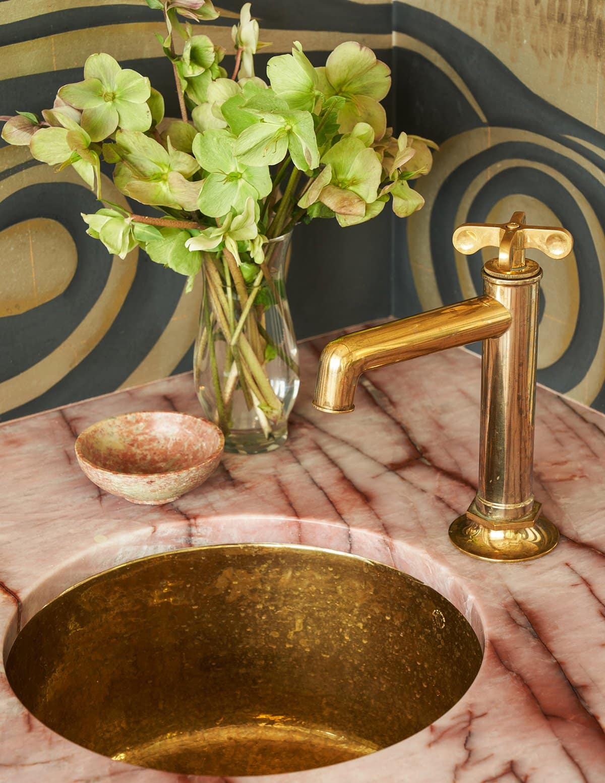 Step inside this gorgeous Dallas home designed by the talented Mary Beth Wagner Interiors beautifully photographed by Nathan Schroder that seamlessly marries the best of both contemporary and traditional design elements.