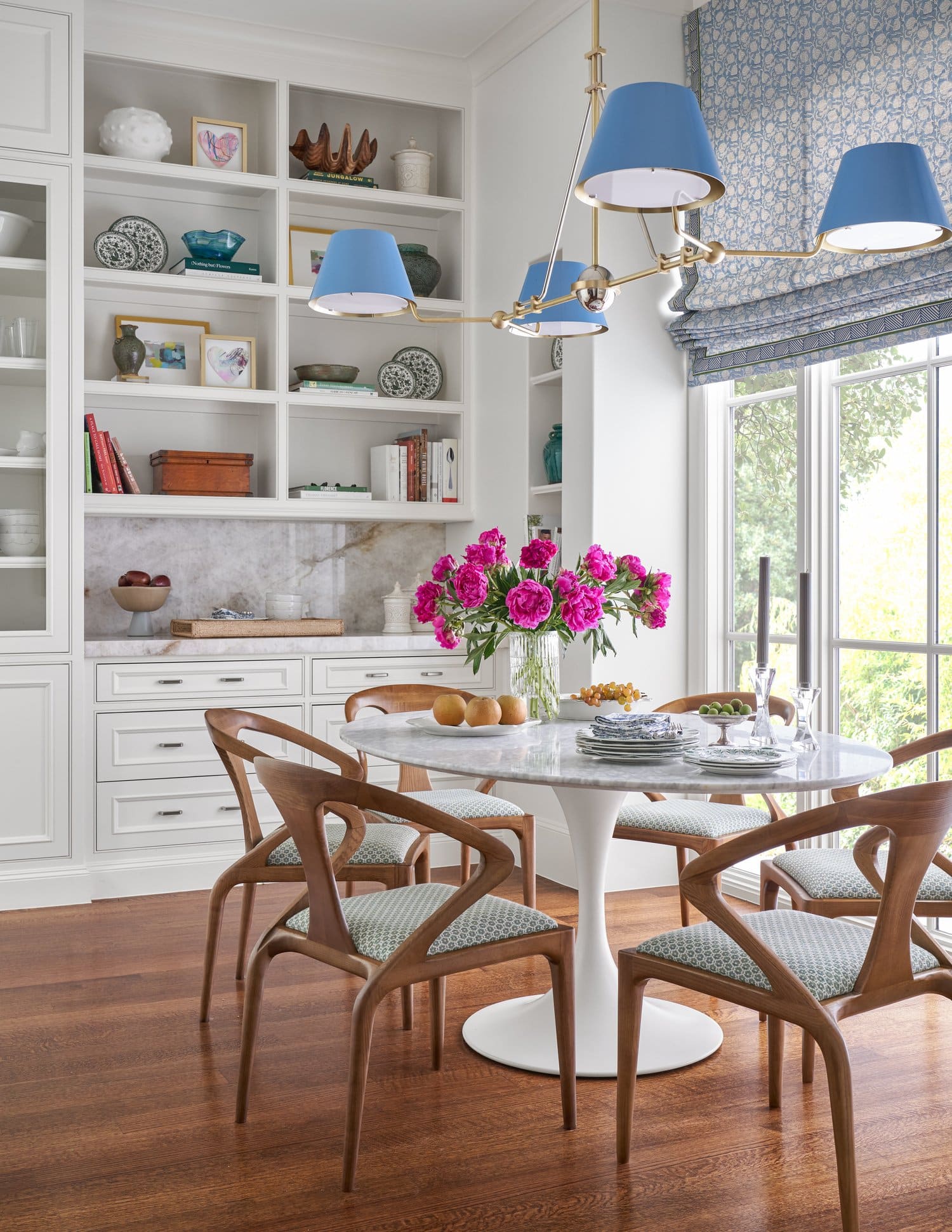 Step inside this gorgeous Dallas home designed by the talented Mary Beth Wagner Interiors beautifully photographed by Nathan Schroder that seamlessly marries the best of both contemporary and traditional design elements.