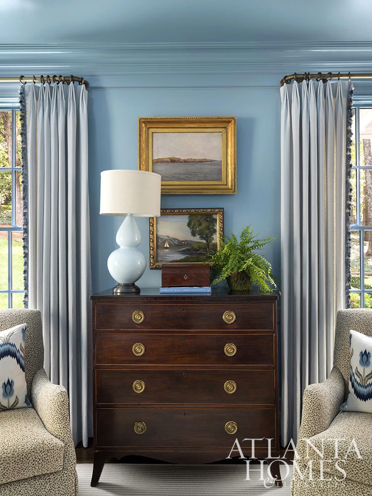 Deck the halls , living room, living room decor, brass chandelier Source: Atlanta Homes & Lifestyle Architect Ross Piper Builder Stuart Grubb Interior Designer Sande Beck Photographer Rustic White Photography