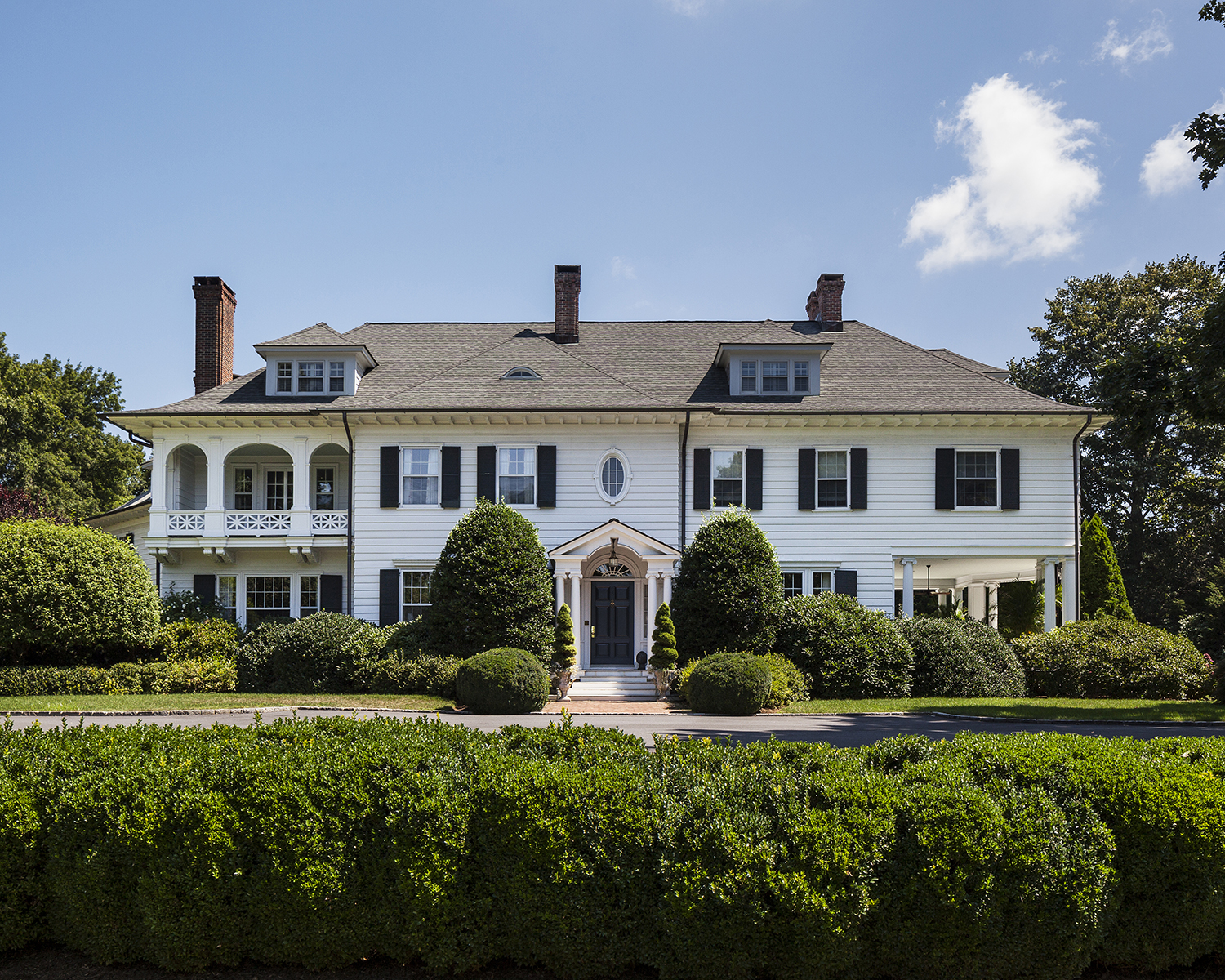 Timeless White Clapboard House in New Canaan - design chic Mark Cunningham is a renowned interior designer known for his sophisticated and timeless style.  Located in New Canaan, Connecticut,  this white clapboard home is a perfect example of how classic design can be combined with beautiful antiques to create a home that is the epitome of good taste.  