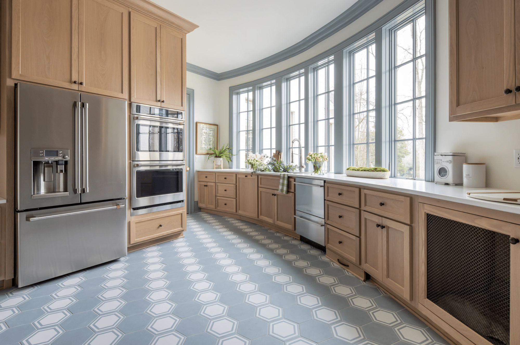 Are you in the mood to tour a fabulous home today? We know we are! This gorgeous home by Emily Haraf of EH Interiors is the perfect combination of modern and traditional and hits all the high notes when it comes to style. So take a look around. Kristen Mayfield Photography