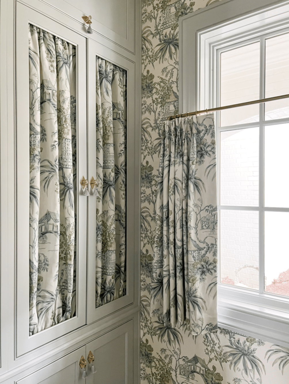 Are you in the mood to tour a fabulous home today? We know we are! This gorgeous home by Emily Haraf of EH Interiors is the perfect combination of modern and traditional and hits all the high notes when it comes to style. So take a look around. Kristen Mayfield Photography