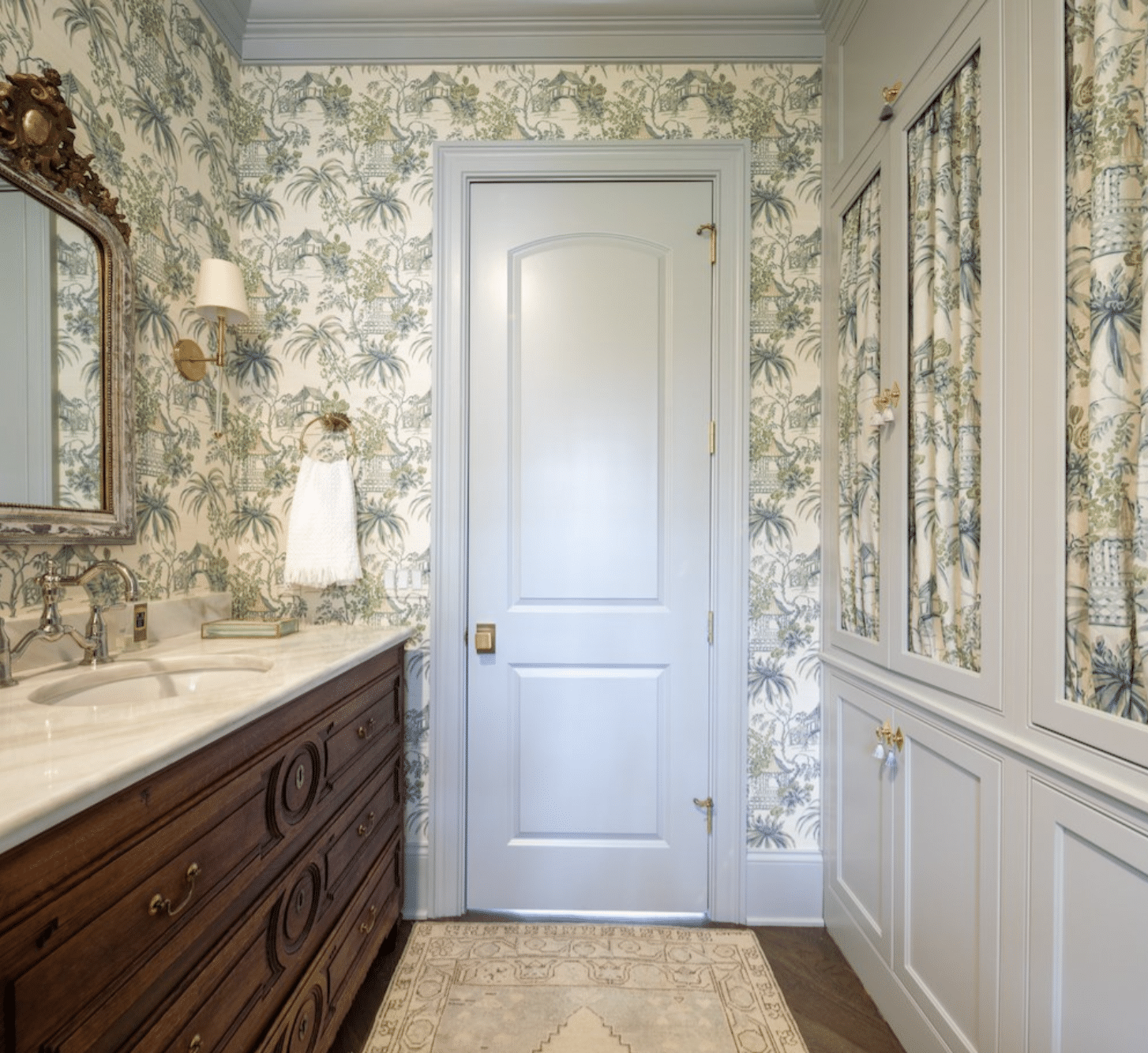 Are you in the mood to tour a fabulous home today? We know we are! This gorgeous home by Emily Haraf of EH Interiors is the perfect combination of modern and traditional and hits all the high notes when it comes to style. So take a look around. Kristen Mayfield Photography