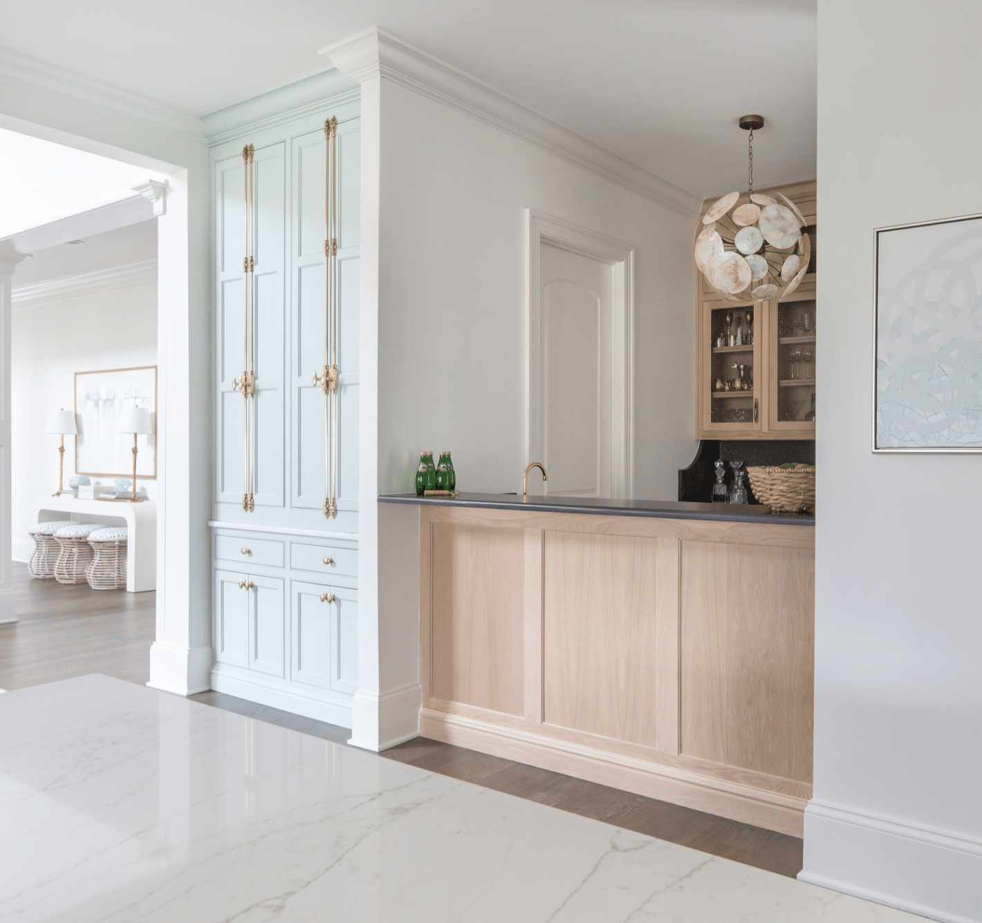 Are you in the mood to tour a fabulous home today? We know we are! This gorgeous home by Emily Haraf of EH Interiors is the perfect combination of modern and traditional and hits all the high notes when it comes to style. So take a look around. Kristen Mayfield Photography