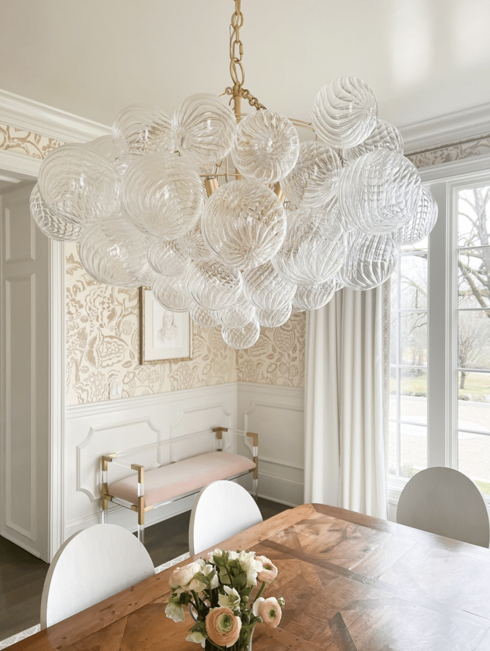 Are you in the mood to tour a fabulous home today? We know we are! This gorgeous home by Emily Haraf of EH Interiors is the perfect combination of modern and traditional and hits all the high notes when it comes to style. So take a look around. Kristen Mayfield Photography