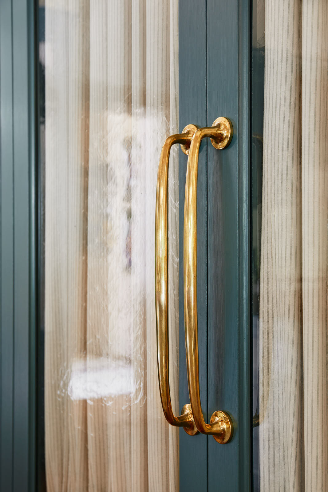 The transformation of the kitchen and primary bathroom in this historic waterfront home in Maryland is exceptional. Designer Lilse McKenna masterfully lightened the area, while also honoring the character of the original 1750's home. A sense of history pervades and well-chosen interiors pop in this stunning space full of inspiration. It is the perfect mix of traditional touches and updated details, well-suited for family, entertaining and more, beautifully photographed by Read McKendree.