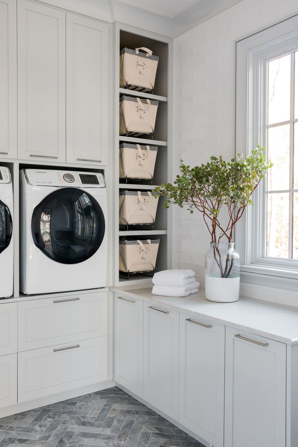 rooms designed by Brian Watford Interiors are the perfect combination of modern and traditional and hit all the high notes when it comes to style. Architect: Linda McArthur | Builder: Ladisic Fine Homes | Photographer Robert Peterson - Rustic White Photography