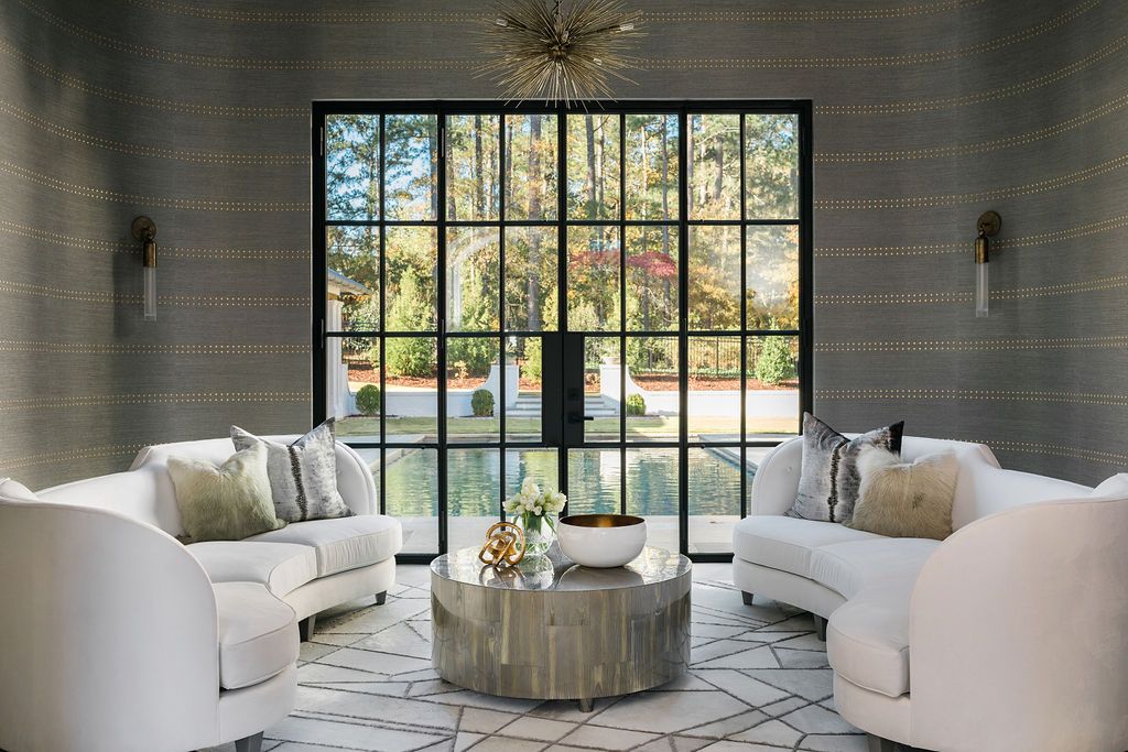 rooms designed by Brian Watford Interior are the perfect combination of modern and traditional and hit all the high notes when it comes to style. Architect: Linda McArthur | Builder: Ladisic Fine Homes | Photographer Robert Peterson - Rustic White Photography