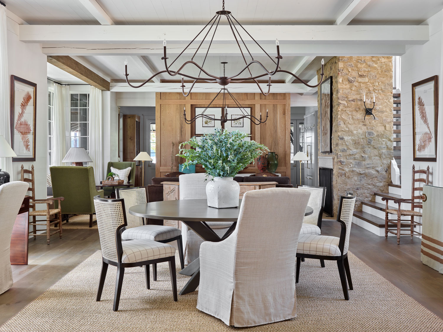 Few things are quite as fun as stepping through the front door of someone else’s home–especially if it’s as beautiful as this Lake Martin home designed by one of our favorites, Ashley Gilbreath Interior Design. and captured by Emily Followill.