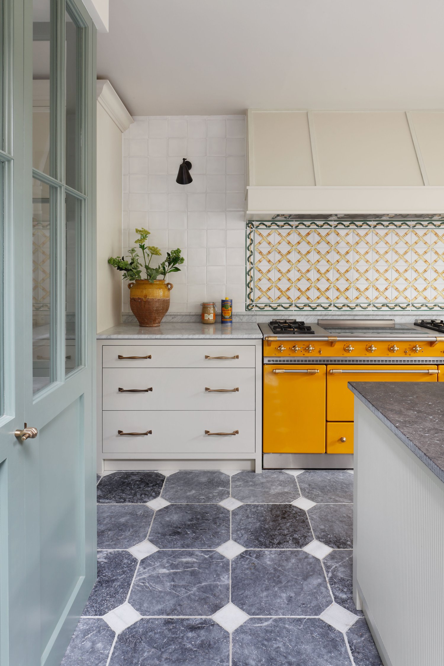 Life–and houses–are all about the details. And no one embraces that philosophy better than the designers of HÁM Interiors. From the largest room to the tiniest nook, nothing is overlooked. Alexander James Photography