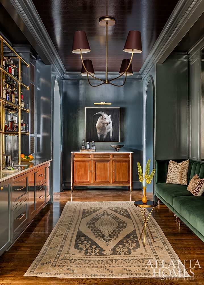 We are so excited to tour this perfectly styled home, today that hits all the high notes when it comes to style.  The designers’ eye of Architect Jonathan Lacrosse and Designer Helen Hanavich, toward preserving the best of the old while incorporating the new is nothing short of fabulous.Source:  Atlanta Homes & Lifestyles | Stylist: Alexandra Flint | | Photography: Jeff Herr -