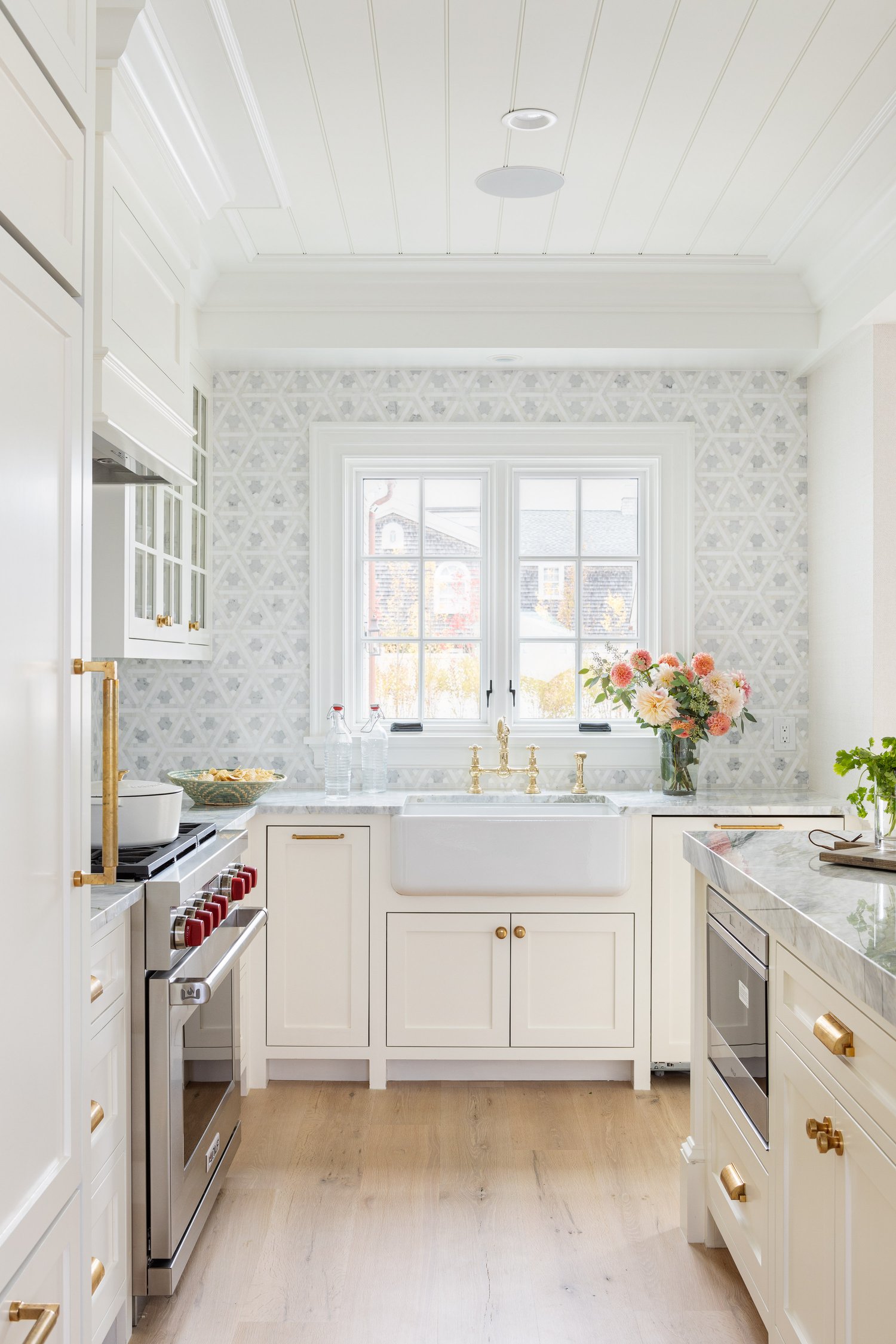 Today we are so excited to showcase 10 of our favorite kitchens from Digs Design Company.  The designer creates the perfect kitchen for each home and has us teeming with inspiration. Greg Premru Photography