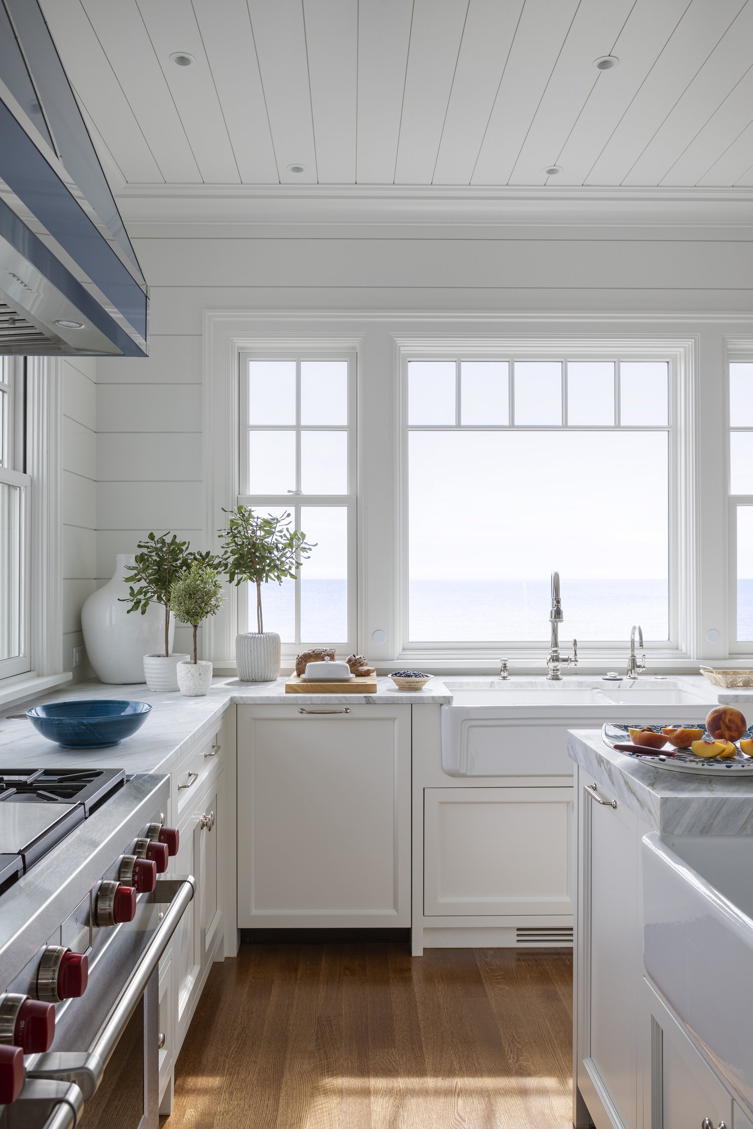 Today we are so excited to showcase 10 of our favorite kitchens from Digs Design Company.  The designer creates the perfect kitchen for each home and has us teeming with inspiration. Greg Premru Photography