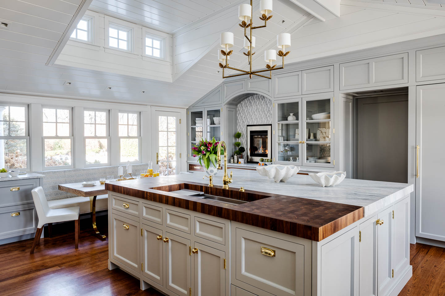 Today we are so excited to showcase 10 of our favorite kitchens from Digs Design Company.  The designer creates the perfect kitchen for each home and has us teeming with inspiration. Greg Premru Photography