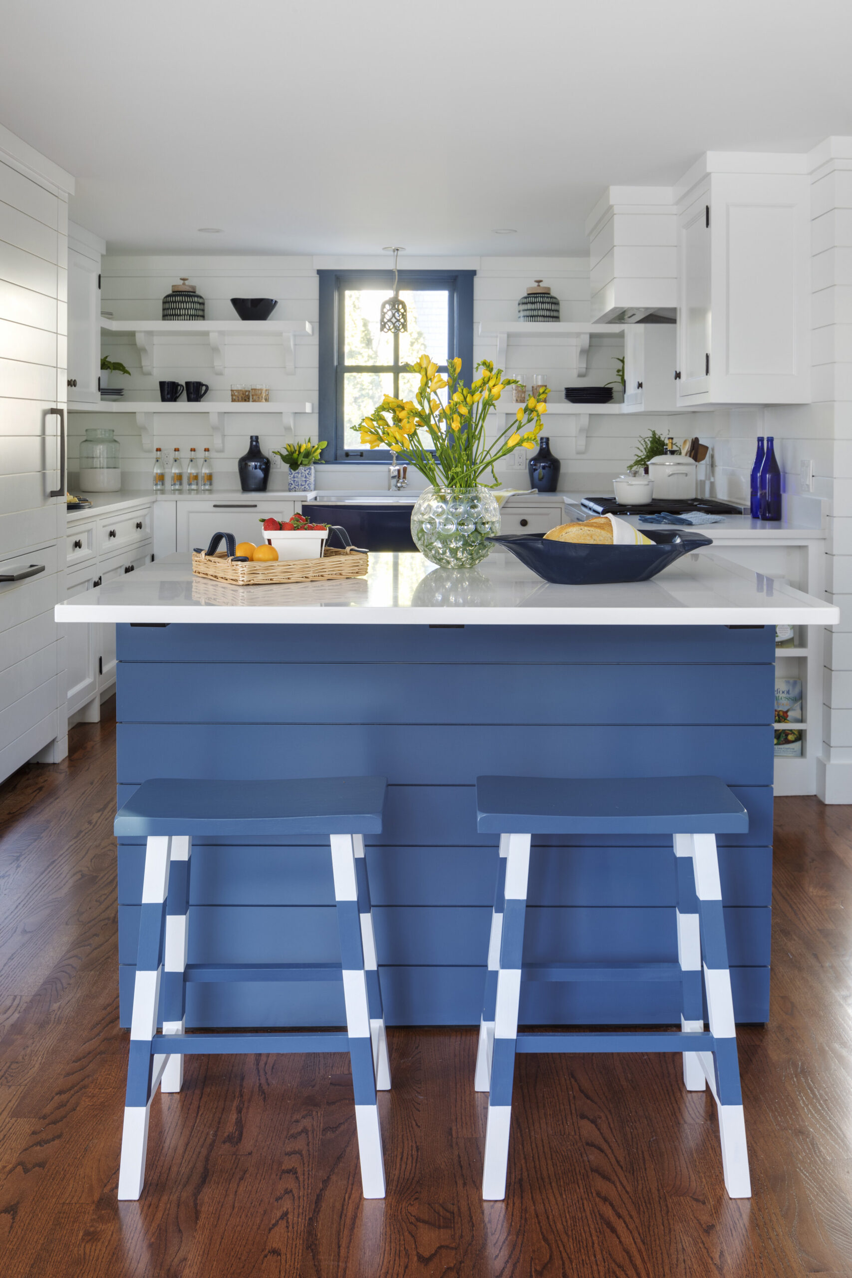 We are getting our dose of good taste this Tuesday with Digs Design of Newport, Rhode Island.   Owner Jocelyn Chiappone creates extraordinary rooms that welcome and make every home look and feel special. Greg Premru Photography