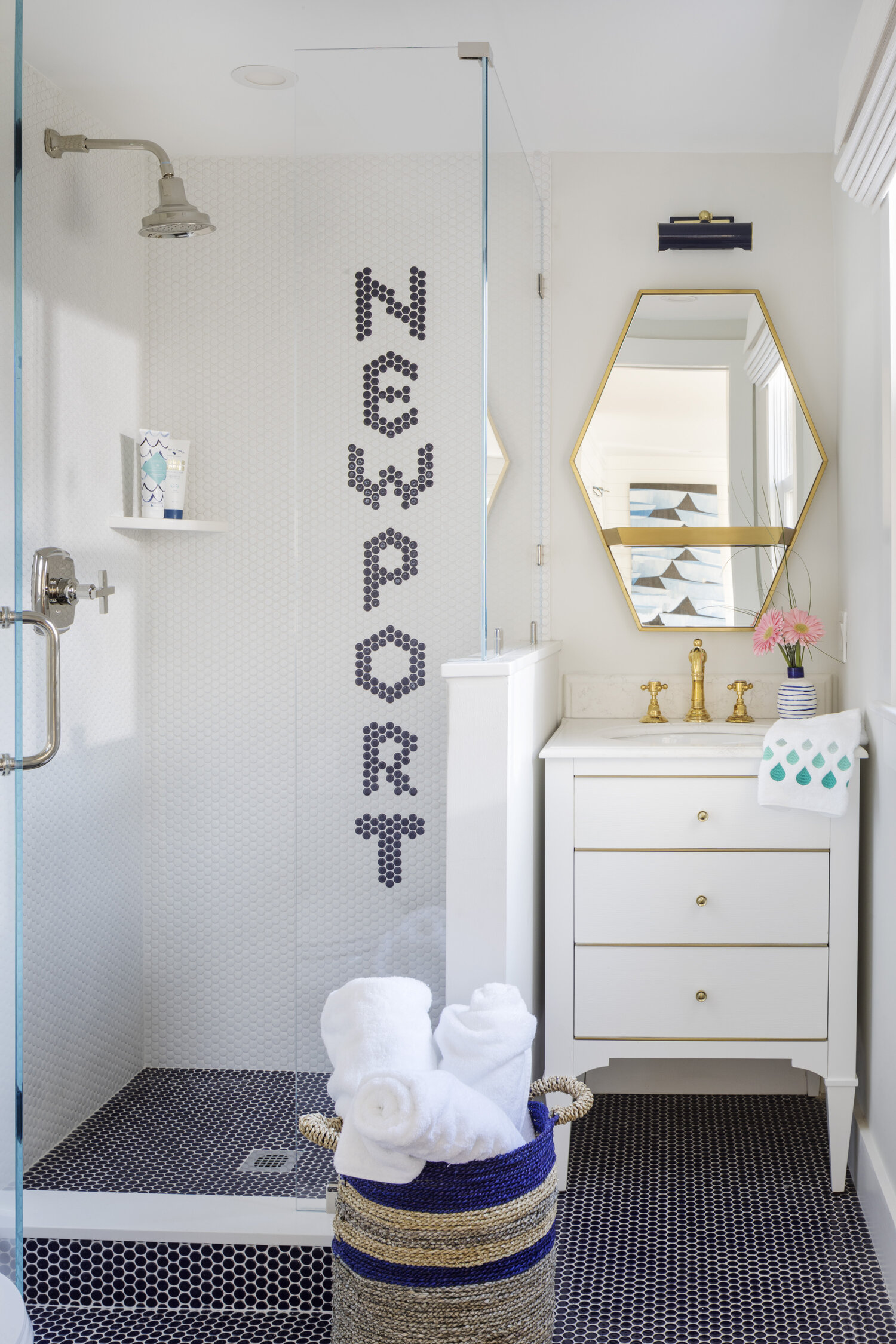 We are getting our dose of good taste this Tuesday with Digs Design of Newport, Rhode Island.   Owner Jocelyn Chiappone creates extraordinary rooms that welcome and make every home look and feel special. Greg Premru Photography