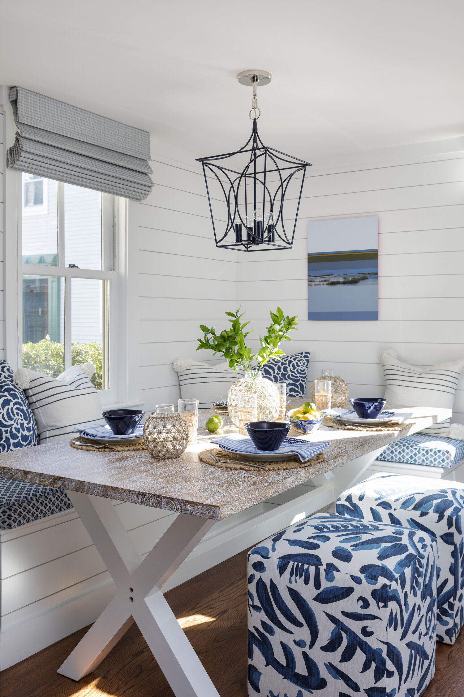 We are getting our dose of good taste this Tuesday with Digs Design of Newport, Rhode Island.   Owner Jocelyn Chiappone creates extraordinary rooms that welcome and make every home look and feel special. Greg Premru Photography