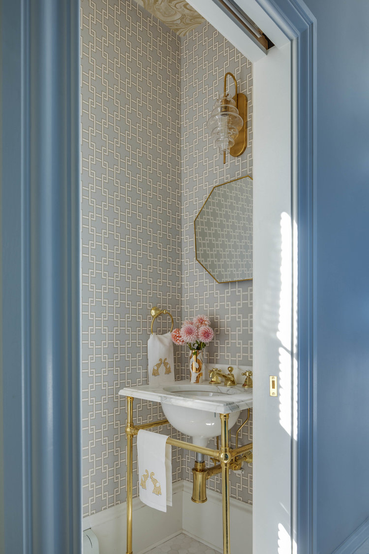 We are getting our dose of good taste this Tuesday with Digs Design of Newport, Rhode Island.   Owner Jocelyn Chiappone creates extraordinary rooms that welcome and make every home look and feel special. Greg Premru Photography