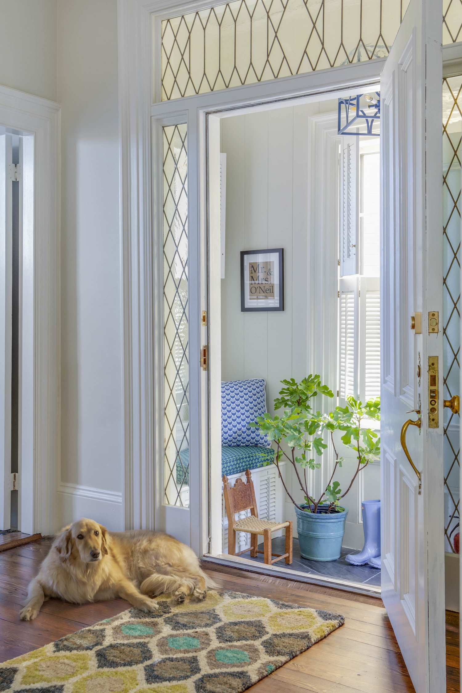 We are getting our dose of good taste this Tuesday with Digs Design of Newport, Rhode Island.   Owner Jocelyn Chiappone creates extraordinary rooms that welcome and make every home look and feel special. Greg Premru Photography